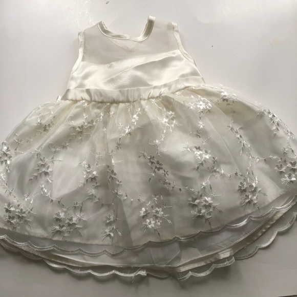 Elegant White Floral Dress - Picture 12 of 12